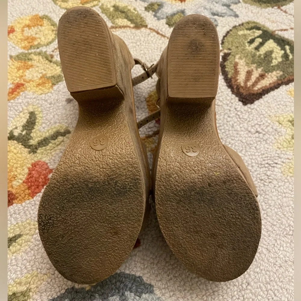 Women’s size 36 (US 6) vegan suede platform sandal Costes brand